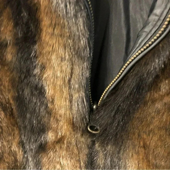 Coaco Reversible Faux Fur Zip Up Black and Brown Striped Vest Size Large  GUC - Picture 5 of 10